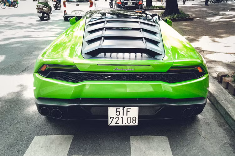 Điểm nhấn của siêu xe này chính là phần đầu với khe tản nhiệt dạng tổ ong khá lớn để cung cấp không khí làm mát cho khối động cơ phía sau. Ngoài ra, hệ thống đèn LED chiếu ánh sáng xanh khá bắt mắt. Cùng với đó là dải đèn hậu hẹp chiếu sáng bằng dải LED đặt phía sau.