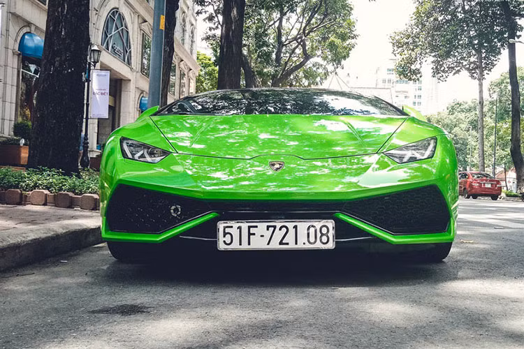Màu xanh Verde Matis của Huracan là một trong những màu sắc được ưu thích nhất của người chơi xe trên thế giới cũng như tại thị trường Việt Nam. Chiếc siêu xe Lamborghini Huracan này được một showroom tư nhân tại TP HCM nhập về từ đầu tháng 11/2015. Đến đầu tháng 7/2016, xe mới được mang đi đăng kiểm.