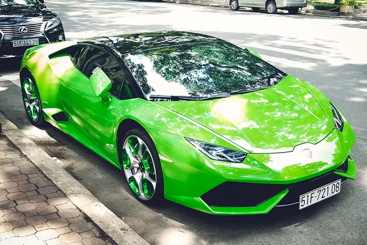 Huracan sử dụng hệ thống dẫn động bốn bánh toàn thời gian, kết hợp với hộp số tự động ly hợp kép 7 cấp, tăng tốc từ 0-100 km/h trong 3,2 giây, tốc độ tối đa 325 km/h. Tại thị trường Việt Nam vào năm 2015 trị giá siêu xe này khoảng 13 tỷ, tuy nhiên sau khi được áp dụng mức thuế TTĐB vào 7/2016 siêu xe này có mức giá chính hãng lên đến hơn 20 tỷ đồng.