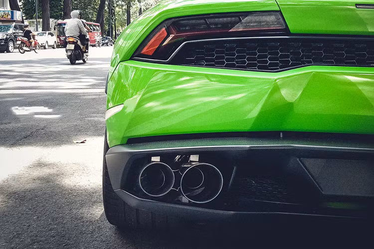 Với chiều dài tổng thể 4,459 mm, Huracan dài hơn 114 mm so với thế hệ tiền nhiệm Gallardo LP550-2, nhờ vậy ngoại hình chiếc xe cũng lớn hơn khá nhiều so với thế hệ trước. Phía dưới đuôi xe là những chi tiết hốc gió cùng cặp đôi ống xả kép đầy mạnh mẽ và uy lực.