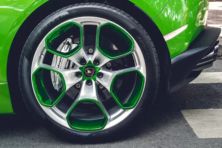 Trên mẫu siêu xe Huracan này, Lamborghini cũng thiết kế khoang nội thất cực kì sang trọng kết hợp yếu tố thể thao với cụm đồng hồ điều khiển cỡ lớn với màn hình TFT 12.3 inch, vô lăng tích hợp những gì tinh túy, cần thiết nhất, hiện đại nhất để đáp ứng tiện nhất nhu cầu của chủ nhân để trải nghiệm tốc độ một cách thoải mái.