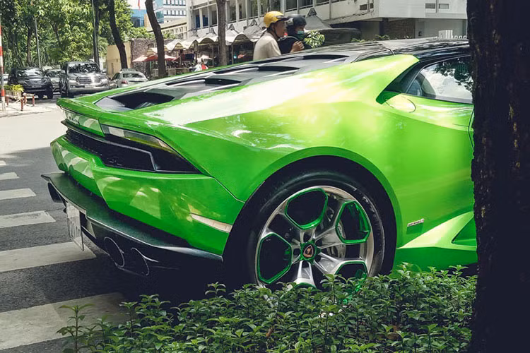 Lamborghini Huracan được trang bị lốp hiệu suất cao Pirelli PZero, kích thước 235/35 ZR 19 phía trước và 295/30 ZR 19 phía sau. Vành nhôm 19 inch trên cả bốn bánh. Trên mẫu xe này, chủ xe còn thiết kế thêm màu xanh lá cho bộ mâm của chiếc xe giúp nó "sẹc tông" với ngoại thất.