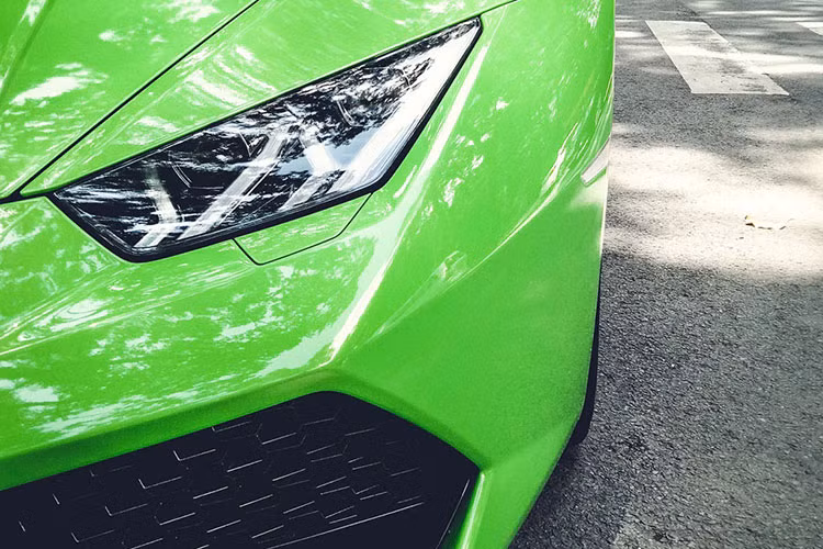 Siêu xe Lamborghini Huracan kế thừa kiểu dáng “huyền thoại” của Gallardo nhưng mang nhiều nét hiện đại trau chuốt từ đàn anh Aventador. Mạnh mẽ những vẫn gợi cảm. kế của Huracan dựa trên thể thức lục giác nhọn của nguyên tử carbon, trong đó phần nóc nối liền là một thiết kế mang gen của các phiên bản từ hãng siêu xe Lamborghini.