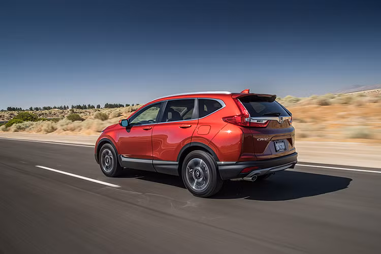 Tính năng Cruise Control thông minh bám theo xe phía trước ngay cả ở tốc độ thấp, hỗ trợ khởi hành êm ái, cảnh báo có xe cắt ngang khi lùi, cảnh báo điểm mù. Honda CR-V 2017 trang bị khung gầm thiết kế mới hoàn toàn, giúp xe xử lý nhanh và chuẩn xác hơn. Hệ thống treo ở phía trước và đa liên kết ở phía sau, được điều chỉnh làm giảm ma sát ở giảm chấn.