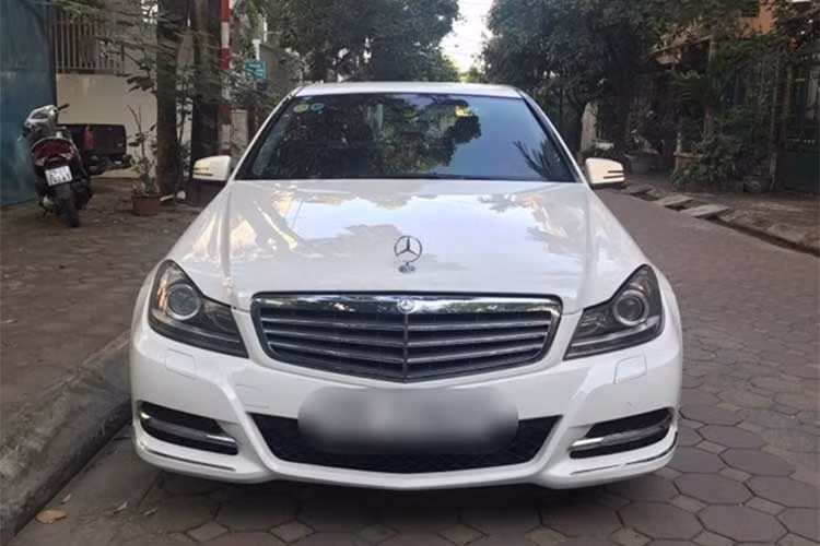 Trong khi đó, đối thủ chính của C-Class là BMW 3-Series có giá bán thấp hơn và chỉ ở mức trên 600 triệu đồng. Thậm chí, nhiều xe 320i 2011 còn được chủ nhân rao bán với giá chỉ hơn 500 triệu đồng.