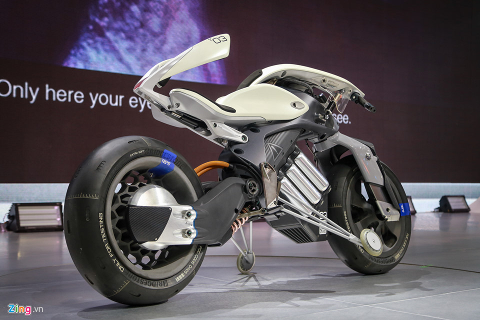 Khi đã ngồi lên xe, phần đuôi xe sẽ tự động thu lại để ôm lấy lưng của người lái. Đèn hậu nhỏ ngay phía sau. hãng xe máy Yamaha không công bố thông tin kỹ thuật về chiếc MOTOROiD.