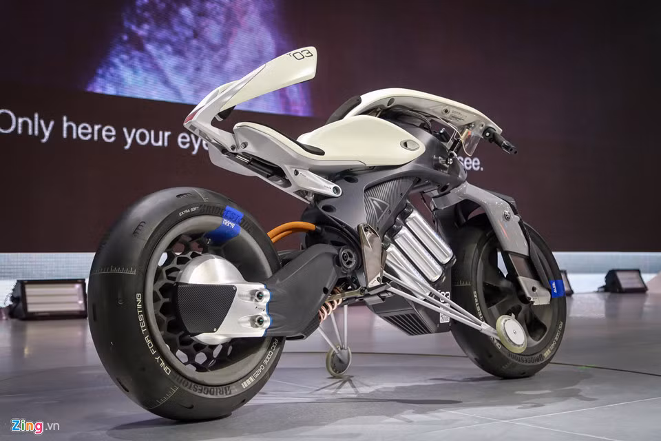 Khi đã ngồi lên xe, phần đuôi xe sẽ tự động thu lại để ôm lấy lưng của người lái. Đèn hậu nhỏ ngay phía sau. hãng xe máy Yamaha không công bố thông tin kỹ thuật về chiếc MOTOROiD.