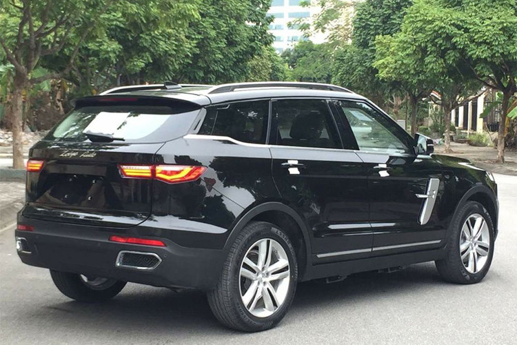 Zotye Z8 được trang bị nội thất khá tiện nghi và hiện đại bao gồm vô-lăng 3 chấu bọc da, trợ lực điện, tích hợp nhiều phím chức năng xử lý nhanh hỗ trợ người lái, lẫy chuyển số thể thao phía sau vô-lăng... Màn hình hiển thị thông tin về xe khi vận hành là màn hình LCD dạng điện tử.