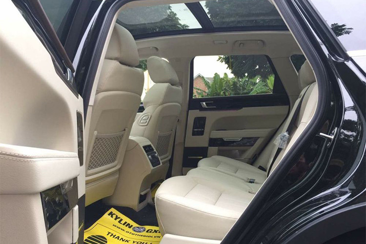 Xe được trang bị cửa sổ trời toàn cảnh chỉnh điện. Khoang hành lý dung tích lên đến 850L và có thể gấp hàng ghế thứ 2 để tăng dung tích khoang chứa. Ghế lái và ghế phụ đều có khả năng chỉnh điện đa hướng, ghế phụ có thể điều chỉnh từ phía sau thông qua nút bấm gắn tại thành ghế và có tới 2 ngăn chứa đồ đều có khả năng mở điện hiện đại.