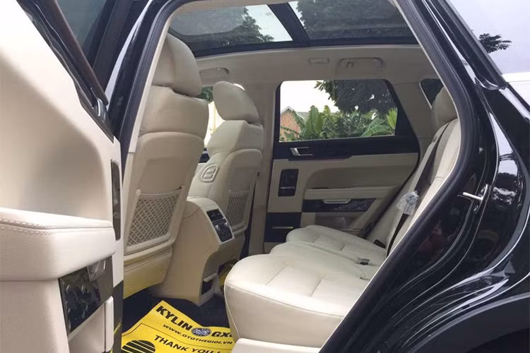 Xe được trang bị cửa sổ trời toàn cảnh chỉnh điện. Khoang hành lý dung tích lên đến 850L và có thể gấp hàng ghế thứ 2 để tăng dung tích khoang chứa. Ghế lái và ghế phụ đều có khả năng chỉnh điện đa hướng, ghế phụ có thể điều chỉnh từ phía sau thông qua nút bấm gắn tại thành ghế và có tới 2 ngăn chứa đồ đều có khả năng mở điện hiện đại.