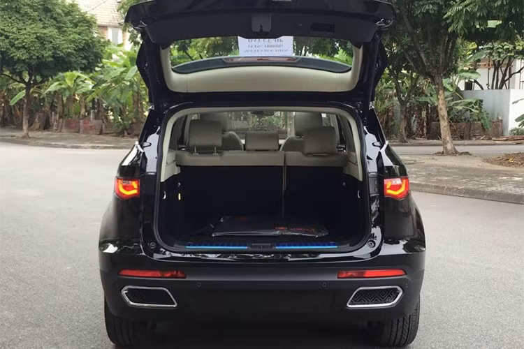 Ưu điểm của mẫu xe Zoyte Z8 mới này ngoài kích thước lớn, nội thất rộng còn đến từ cụm động cơ 2.0L Turbo sản sinh công suất tối đa 188 mã lực tại 5.000 vòng/phút, mô-men xoắn cực đại 250Nm tại 2.400 – 4.400 vòng/phút. Hộp số là loại tự động 8 cấp. Mức công suất tương đối khá so với phân khúc xe Crossover 5 chỗ hiện nay.