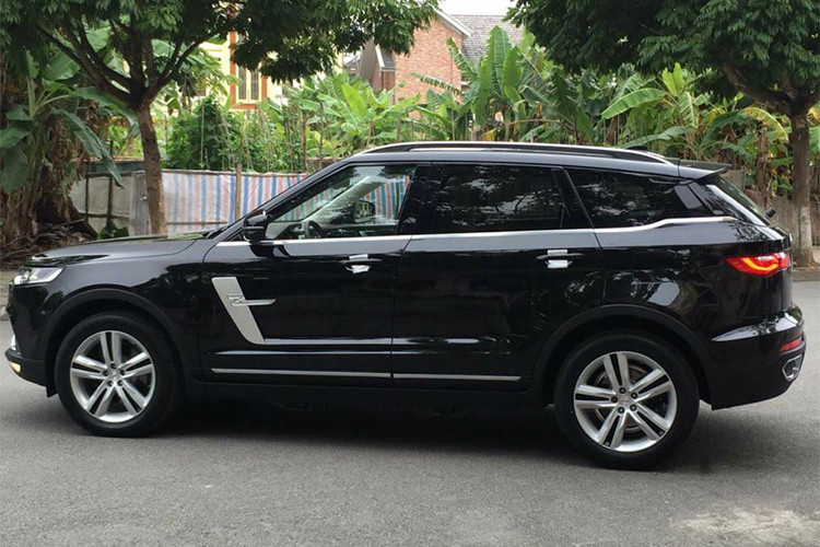 Zotye Z8 bản 2018 là mẫu xe mới xuất hiện tại thị trường Việt. Xe có kích thước tương đương với mẫu xe SUV hạng sang Porsche Cayenne và to hơn cả Hyundai SantaFe hay Sorento. Cụ thể xe sở hữu kích thước dài x rộng x cao lần lượt là 4.748 x 1.933 x 1.697 mm, chiều dài trục cơ sở 1.850 mm, tuy nhiên xe lại chỉ có thiết kế 5 chỗ ngồi.