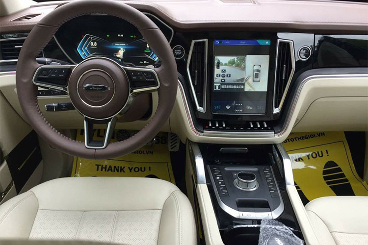 Xe được trang bị màn hình giải trí cảm ứng có kích thước 10 inch được đặt dọc giống như trên Volvo hay Tesla, tích hợp rất nhiều công nghệ hiện đại mà nhiều mẫu SUV 5 chỗ tầm trung không có. Hệ thống âm thanh có thiết kế gần giống với loại Burmester sử dụng trên xe Mercedes-Benz.