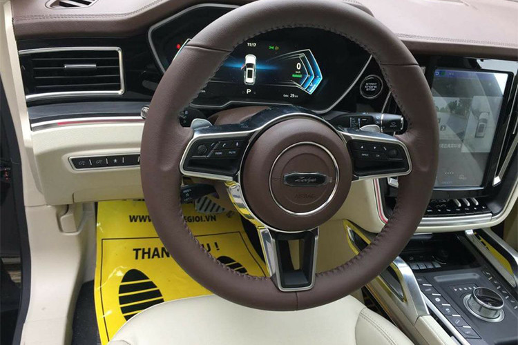 Ngoài ra thiết kế ở cụm điều khiển, cần số, núm xoay chuyển chế độ vận hành hay cách bố trí nút bấm và thanh bám kết hợp giữa các ý tưởng từ các mẫu xe của Jaguar Land Rover và Porsche. bên cạnh đó, Zotye Z8 còn sở hữu phanh tay điện tử, công nghệ ngắt động cơ tạm thời.