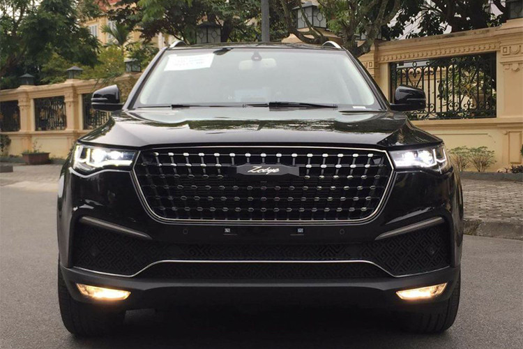 Ngoại hình của mẫu xe Trung Quốc Zoyte Z8 khá nổi bật với cụm đèn pha LED, bậc lên xuống đóng mở bằng điện, mâm đúc 19 inch, cốp xe đóng mở bằng điện, đèn hậu LED có đồ họa giống xe Jaguar. Nhìn chung ngoại hình của xe khá ổn nhờ kích thước bề thế và sang trọng.