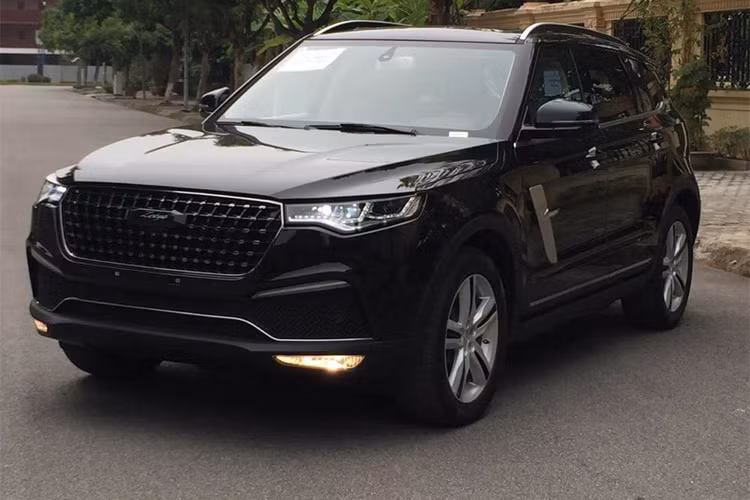 Đầu 2018, mẫu SUV 5 chỗ đến từ Trung Quốc có tên Zotye Z8 bản 2018 với thiết kế hiện đại như Range Rover, trang bị tiện nghi đã được đưa về Việt Nam theo diện nhập khẩu chính hãng. Theo giới chuyên gia nhận định, đây sẽ là mẫu xe cạnh tranh trực tiếp với Honda CR-V hay Mazda CX-5 mặc dù giá bán của nó chỉ từ 725 triệu đồng.
