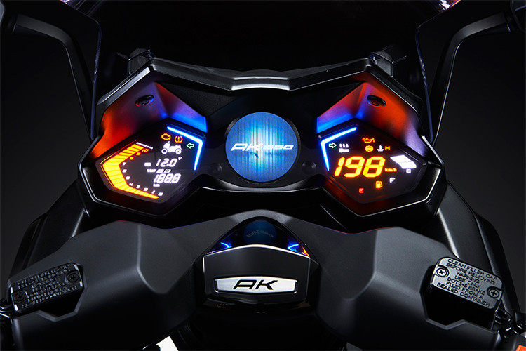 Cụm tay lái của xe được thiết kế dạng gãy với hàng loạt các nút bấm được trang bị hai bên, xe dùng chìa khoá thông minh không chìa như trước đây. Cụm đồng hồ của xe thiết kế ấn tượng dạng màn hình lcd được chia làm 3 ô với đầy đủ các thông sỗ kỹ thuật, cảnh báo...