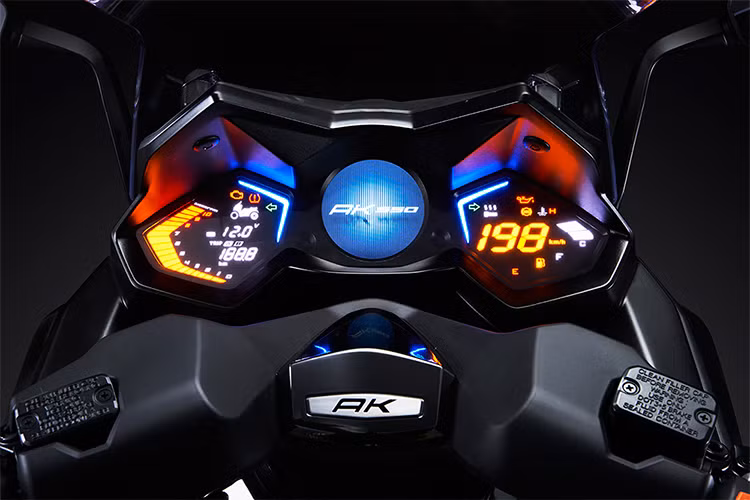 Cụm tay lái của xe được thiết kế dạng gãy với hàng loạt các nút bấm được trang bị hai bên, xe dùng chìa khoá thông minh không chìa như trước đây. Cụm đồng hồ của xe thiết kế ấn tượng dạng màn hình lcd được chia làm 3 ô với đầy đủ các thông sỗ kỹ thuật, cảnh báo...