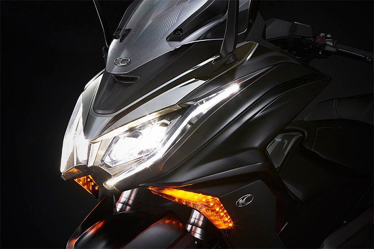 Kymco AK550 phiên bản mới được hãng xe máy Đài Loan thiết kế với vẻ ngoài hiện đại, hầm hố và vô cùng ấn tượng. Bên cạnh thiết kế gọc cạnh, điểm ấn tượng nhất chiếc xe ga AK550 này đến từ bộ đèn pha LED với thiết kế hiện đại với những đường gân dập nổi ấn tượng.