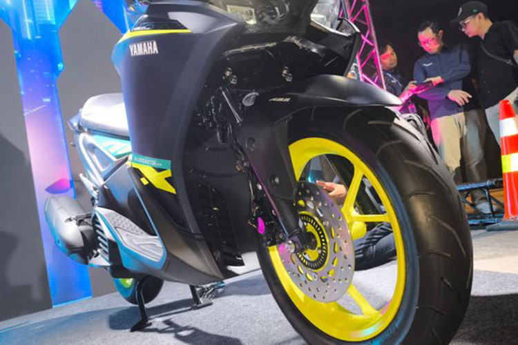 Ngoài việc được nâng cấp động cơ, Aerox Alpha phiên bản Turbo và Turbo Ultimate còn được trang bị Yamaha Electric CVT (YECVT) đem tới cảm giác lái "bốc" như NMAX Turbo. Hai phiên bản cao cấp này cũng sở hữu 2 chế độ lái có thể tùy chỉnh và Y-Shift đem tới những cảm giác lái tối ưu cho các điều kiện vận hành.