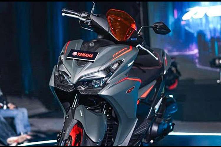 Cùng với đó, Yamaha Aerox Alpha hoàn toàn mới sử dụng kính chắn gió ngắn dạng trong suốt đem tới mặt trước mạnh mẽ như một chiếc xe PKL thể thao. Toàn bộ hệ thống chiếu sáng trên xe đều sử dụng công nghệ LED hiện đại.