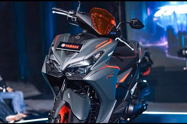 Cùng với đó, Yamaha Aerox Alpha hoàn toàn mới sử dụng kính chắn gió ngắn dạng trong suốt đem tới mặt trước mạnh mẽ như một chiếc xe PKL thể thao. Toàn bộ hệ thống chiếu sáng trên xe đều sử dụng công nghệ LED hiện đại.