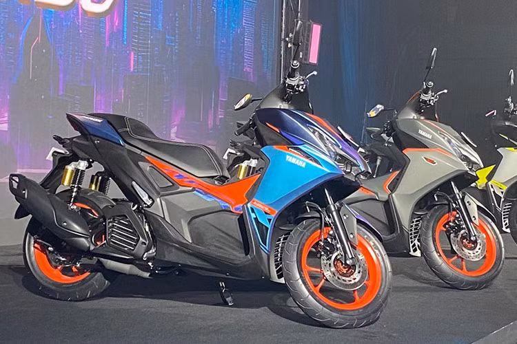 Về thiết kế, mẫu xe ga Yamaha Aerox Alpha có sự thay đổi về thiết kế so với Aerox phiên bản tiêu chuẩn khi sở hữu cụm đèn pha kép dạng hộp với đèn xi nhan và đèn định vị ban ngày vuốt sắc sảo lên trên thay vì đặt phía dưới.