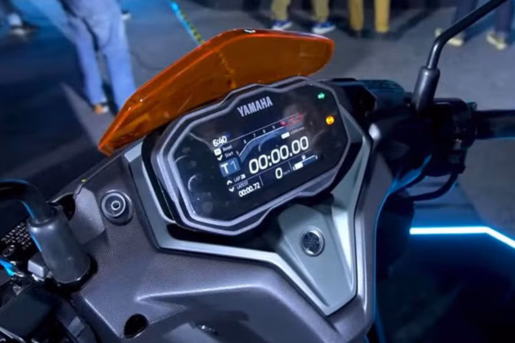 Ngoài sự thay đổi ở mặt nạ trước, trên hệ thống dàn nhựa thân xe cũng được thiết kế với những đường nét mới mang xu hướng thể thao mạnh mẽ hơn. Về sức mạnh, Aerox Alpha được trang bị khối động cơ BlueCore 155cc thế hệ mới.