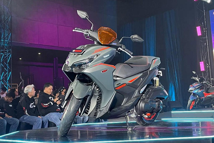 Tại thị trường Indonesia, giá xe Yamaha Aerox Alpha 2025 được bán ra với 4 phiên bản gồm; Aerox Alpha tiêu chuẩn, Aerox Alpha Cyber City, Aerox Alpha Turbo, Aerox Alpha Tubor Ultimate - niêm yết từ 29.900.000 rupiah - 41.730.000 rupiah (tương đương khoảng 46,7 - 65,3 triệu đồng). 