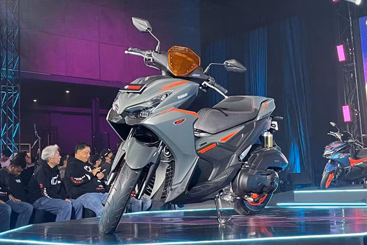 Tại thị trường Indonesia, giá xe Yamaha Aerox Alpha 2025 được bán ra với 4 phiên bản gồm; Aerox Alpha tiêu chuẩn, Aerox Alpha Cyber City, Aerox Alpha Turbo, Aerox Alpha Tubor Ultimate - niêm yết từ 29.900.000 rupiah - 41.730.000 rupiah (tương đương khoảng 46,7 - 65,3 triệu đồng). 