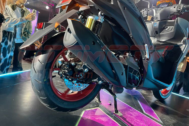 Ngoài ra, Aerox Alpha còn được nâng cấp cụm đồng hồ thành dạng TFT toàn phần với 3 chế độ hiển thị, và có thể thay đổi màu sắc tùy thuộc vào điều kiện môi trường. Xe cũng được trang bị Y-Connect nhưng người sử dụng hoàn toàn có thể nhận cuộc gọi, đọc các thông báo, và thậm chí điều hướng bằng Google Maps ngay trên cụm đồng hồ.