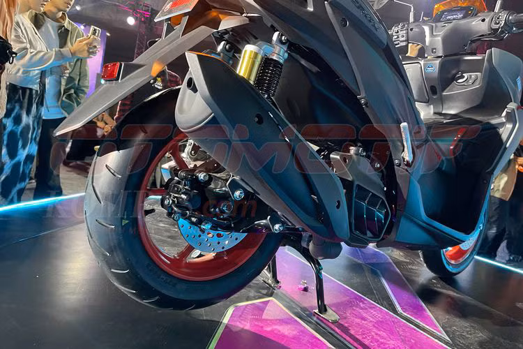 Ngoài ra, Aerox Alpha còn được nâng cấp cụm đồng hồ thành dạng TFT toàn phần với 3 chế độ hiển thị, và có thể thay đổi màu sắc tùy thuộc vào điều kiện môi trường. Xe cũng được trang bị Y-Connect nhưng người sử dụng hoàn toàn có thể nhận cuộc gọi, đọc các thông báo, và thậm chí điều hướng bằng Google Maps ngay trên cụm đồng hồ.