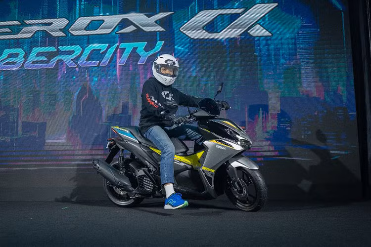  Yamaha Aerox Alpha 2025 mới được biết tới chính là NVX 155 tại thị trường Việt Nam là dòng tay ga thể thao hướng tới nam giới. Và với dòng Aerox Alpha vừa trình làng, nhà sản xuất Nhật Bản đem tới cho người dùng một mẫu tay ga mang phong cách super sport scooter với những trang bị cao cấp ấn tượng được lấy từ đàn anh Nmax.