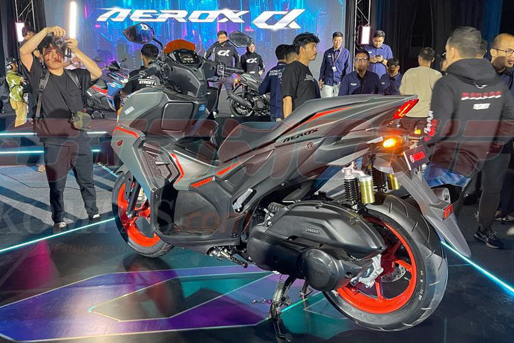 Hệ thống an toàn của Aerox Alpha cũng được nâng cấp với hệ thống phanh đĩa trước sau, và hệ thống chống bó cứng phanh ABS (bản Tiêu chuẩn không có). Các bản Turbo và Turbo Ultimate còn có thêm hệ thống kiểm soát lực kéo đem tới sự an toàn toàn diện hơn. Trong khi đó, giảm xóc trước ống lồng, giảm xóc sau kèm bình dầu cao cấp (bản tiêu chuẩn không có bình dầu).