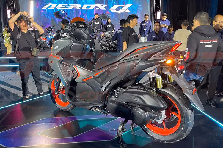 Hệ thống an toàn của Aerox Alpha cũng được nâng cấp với hệ thống phanh đĩa trước sau, và hệ thống chống bó cứng phanh ABS (bản Tiêu chuẩn không có). Các bản Turbo và Turbo Ultimate còn có thêm hệ thống kiểm soát lực kéo đem tới sự an toàn toàn diện hơn. Trong khi đó, giảm xóc trước ống lồng, giảm xóc sau kèm bình dầu cao cấp (bản tiêu chuẩn không có bình dầu).