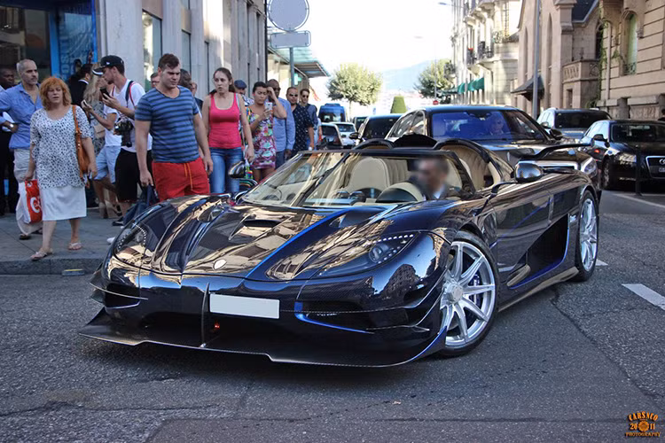 Tương tự như nhiều siêu phẩm đắt giá khác, Koenigsegg One:1 chỉ được sản xuất với số lượng rất hạn chế, 6 xe và toàn bộ đều đã có chủ. Giá bán cho siêu xe đến từ Thuỵ Điển là khoảng 2 triệu đô.