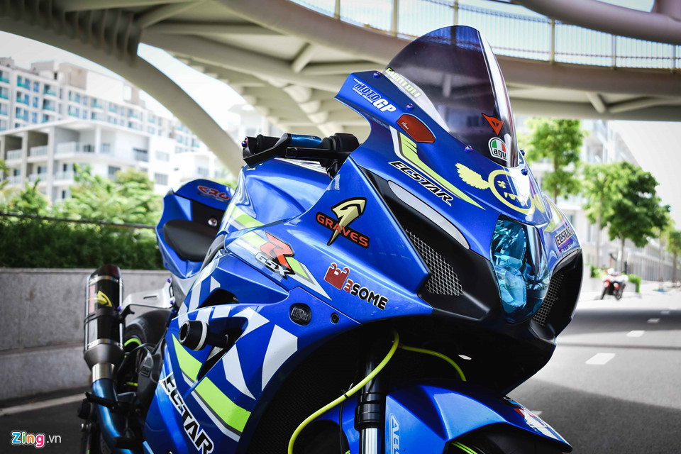 Đèn pha dạng đơn được giữ nguyên như trên các đời trước nhưng thiết kế gọn hơn và sử dụng công nghệ LED. Đèn LED ban ngày tích hợp xi-nhan được thay thế so với nguyên bản. Phần kính chắn gió được thay thế màu khói, có độ cao hơn so với nguyên gốc. Gương chiếu hậu gỡ bỏ, thay thế bằng chụp chân kính Lightech giúp xe bắt mắt hơn từ phía trước.