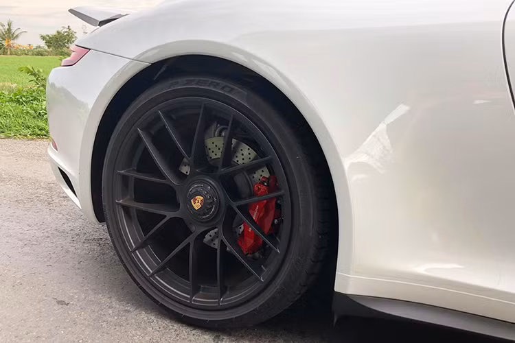 Cụm đèn hậu dạng LED với thiết kế trải dài ngang đuôi và có dạng 3D. Logo Porsche 911 Targa 4 GTS được gắn phía sau và sơn màu đen. Dòng chữ Targa gắn tại vị trí ngăn cách mui mềm và nắp kính. Nắp động cơ có thiết kế dạng nan sọc, hệ thống ống xả đôi đặt gần vị trí trung tâm, cánh lướt gió thể thao với chức năng chỉnh điện,...