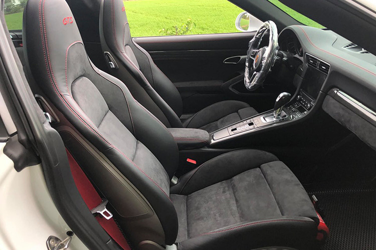 Dễ dàng nhận ra ngoài chất liệu da Alcantara cao cấp ở ghế ngồi, thành cửa, bảng táp-lô, nội thất của chiếc xe thể thao Porsche 911 Targa 4 GTS đời 2018 đang được rao bán còn có điểm nhấn là một số chi tiết ốp sợi carbon như vô-lăng, bảng điều khiển trung tâm và 2 bên hông cần số. Ốp bậc cửa bằng carbon phát sáng có chi phí 58,3 triệu đồng.