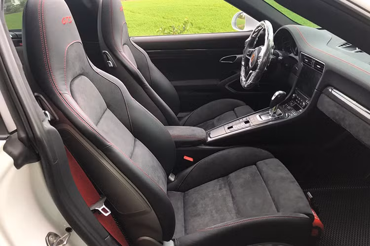 Dễ dàng nhận ra ngoài chất liệu da Alcantara cao cấp ở ghế ngồi, thành cửa, bảng táp-lô, nội thất của chiếc xe thể thao Porsche 911 Targa 4 GTS đời 2018 đang được rao bán còn có điểm nhấn là một số chi tiết ốp sợi carbon như vô-lăng, bảng điều khiển trung tâm và 2 bên hông cần số. Ốp bậc cửa bằng carbon phát sáng có chi phí 58,3 triệu đồng.