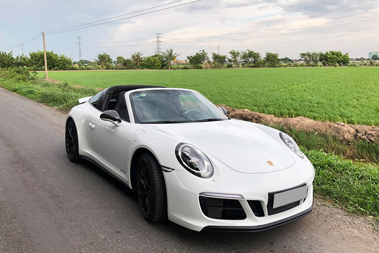 Riêng chiếc Porsche 911 Targa 4 GTS 2018 màu trắng ánh kim tropng baiof viết này có giá bán chính hãng lên đến 11,253 tỷ đồng do đi kèm tuỳ chọn cao cấp. Nó được xem là "của hiếm" hiện này tại thị trường Việt.