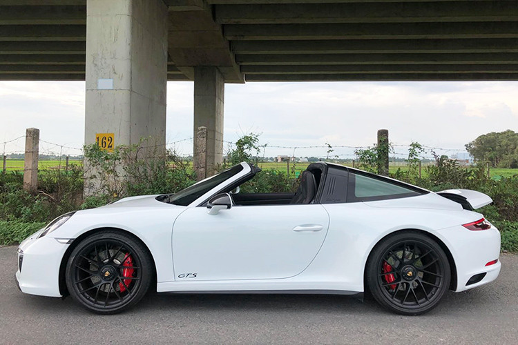 Được biết, phiên bản cao cấp và đắt nhất của dòng xe thể thao mui trần Porsche 911 Targa thấp hơn đã được phân phối chính hãng tại Việt Nam với mức giá 8,35 tỷ đồng danh cho phiên bản tiêu chuẩn.
