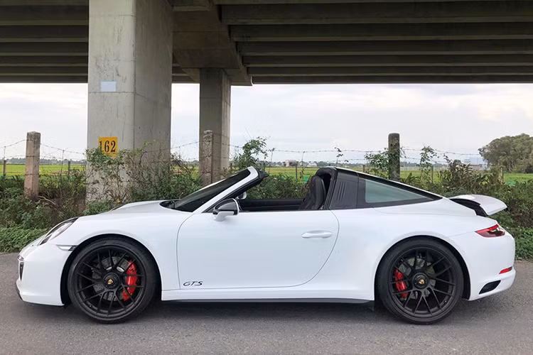 Được biết, phiên bản cao cấp và đắt nhất của dòng xe thể thao mui trần Porsche 911 Targa thấp hơn đã được phân phối chính hãng tại Việt Nam với mức giá 8,35 tỷ đồng danh cho phiên bản tiêu chuẩn.
