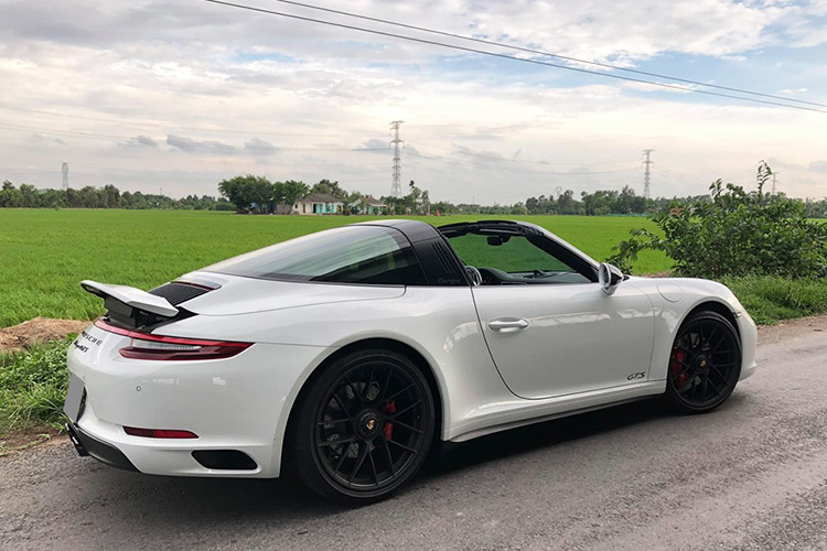Porsche 911 Targa 4 GTS sử dụng động cơ Boxer, Bi turbo, dung tích 3.0 lít, sản sinh công suất tối đa 450 mã lực tại vòng tua máy 6.500 vòng/phút và mô-men xoắn cực đại 550 Nm tại dải vòng tua máy 2.150 - 5.000 vòng/phút. Động cơ kết hợp cùng hộp số ly hợp kép PDK cùng hệ dẫn động 4 bánh, nhờ đó, xe có khả năng tăng tốc từ vị trí xuất phát lên 100 km/h chỉ trong thời gian 3,7 giấy, đạt tốc độ tối đa 306 km/h.
