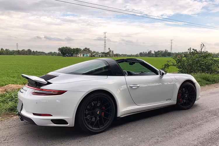 Porsche 911 Targa 4 GTS sử dụng động cơ Boxer, Bi turbo, dung tích 3.0 lít, sản sinh công suất tối đa 450 mã lực tại vòng tua máy 6.500 vòng/phút và mô-men xoắn cực đại 550 Nm tại dải vòng tua máy 2.150 - 5.000 vòng/phút. Động cơ kết hợp cùng hộp số ly hợp kép PDK cùng hệ dẫn động 4 bánh, nhờ đó, xe có khả năng tăng tốc từ vị trí xuất phát lên 100 km/h chỉ trong thời gian 3,7 giấy, đạt tốc độ tối đa 306 km/h.