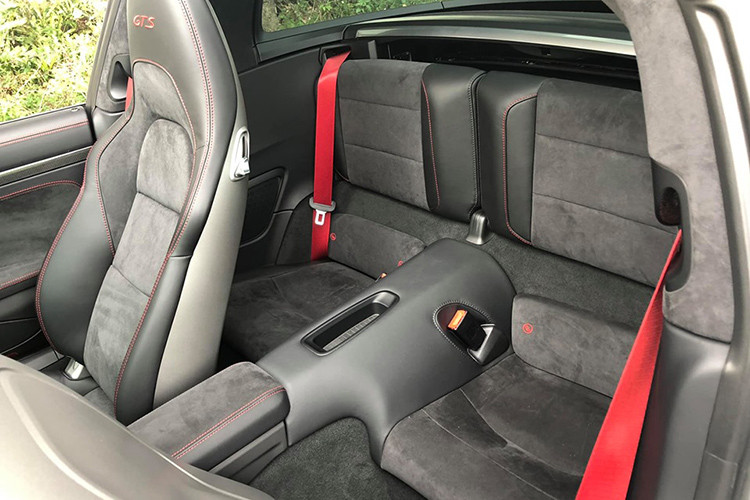 Hệ thống âm thanh vòm Burmester cao cấp trên chiếc Porsche 911 Targa 4 GTS đời 2018 đầu tiên tại Việt Nam có giá 253,2 triệu đồng. Cụm đồng hồ với màn hình phân giải cao 4.6 inch, mặt đồng hồ và đồng hồ đo vòng tua máy với logo GTS màu đen.