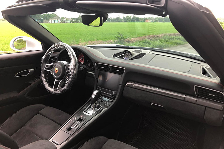 Riêng àu sơn Carrara White Metallic ở ngoại thất đã tốn khoảng 67,9 triệu đồng. Bên trong khoang lái, nội thất của chiếc Porsche 911 Targa 4 GTS đời 2018 đầu tiên tại Việt Nam vẫn là không gian 2+2 quen thuộc với 2 hàng ghế sau chỉ vừa đủ chỗ ngồi cho trẻ nhỏ hoặc tận dụng làm khoang hành lý chứa đồ.