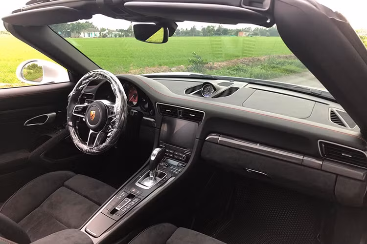 Riêng àu sơn Carrara White Metallic ở ngoại thất đã tốn khoảng 67,9 triệu đồng. Bên trong khoang lái, nội thất của chiếc Porsche 911 Targa 4 GTS đời 2018 đầu tiên tại Việt Nam vẫn là không gian 2+2 quen thuộc với 2 hàng ghế sau chỉ vừa đủ chỗ ngồi cho trẻ nhỏ hoặc tận dụng làm khoang hành lý chứa đồ.