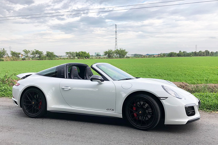 Theo chia sẻ của ông chủ công ty nhập khẩu tư nhân quận 5, để ra biển số cho chiếc Porsche 911 Targa 4 GTS 2018 này chủ nhân đầu tiên của xe đã chi ra số tiền không dưới 13 tỷ đồng. Tuy nhiên giá bán Porsche 911 Targa 4 GTS 2018 trong bài viết này được tiết lộ chỉ khoảng 10 tỷ đồng.