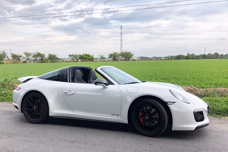 Theo chia sẻ của ông chủ công ty nhập khẩu tư nhân quận 5, để ra biển số cho chiếc Porsche 911 Targa 4 GTS 2018 này chủ nhân đầu tiên của xe đã chi ra số tiền không dưới 13 tỷ đồng. Tuy nhiên giá bán Porsche 911 Targa 4 GTS 2018 trong bài viết này được tiết lộ chỉ khoảng 10 tỷ đồng.